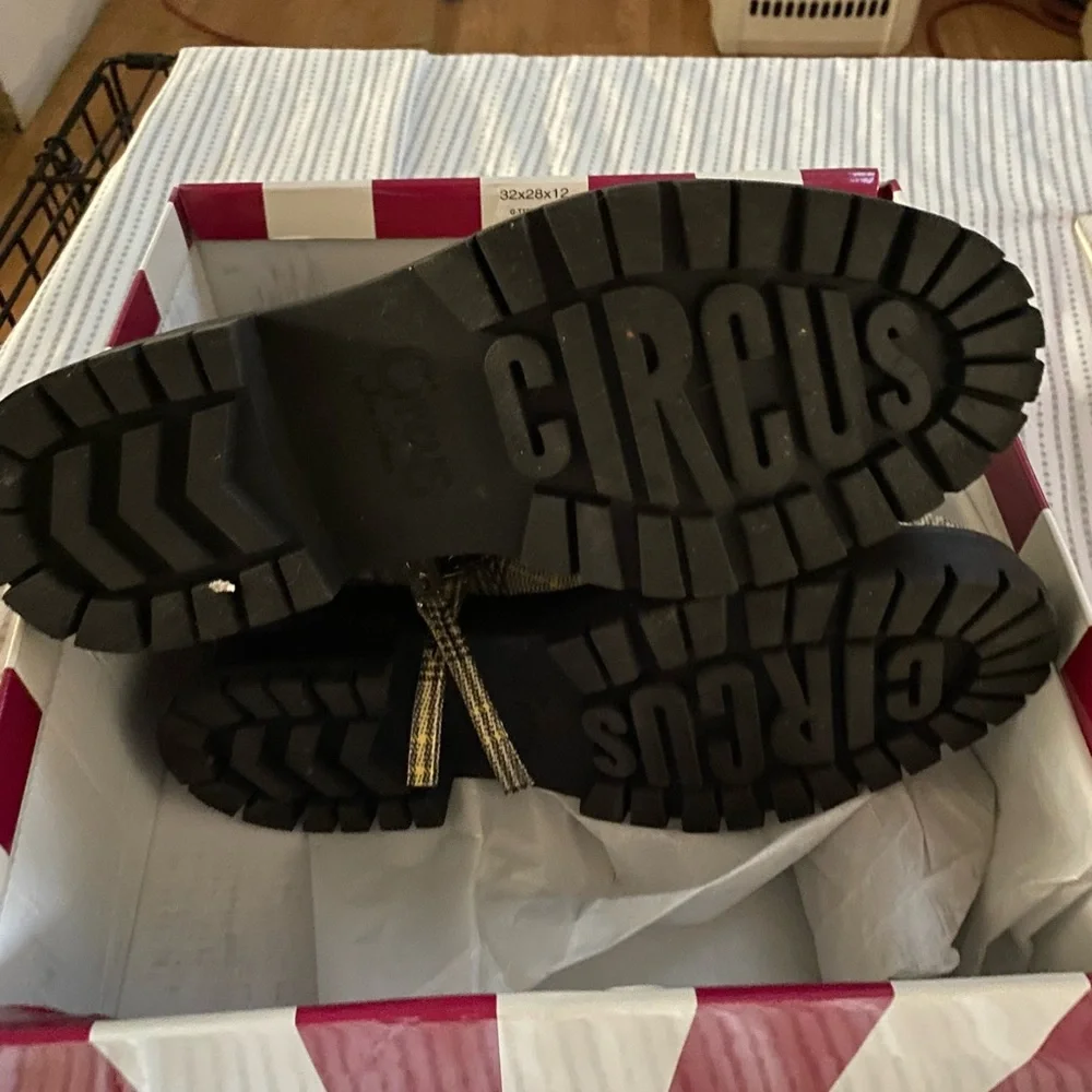 Beautiful boots - Picture 2 of 4
